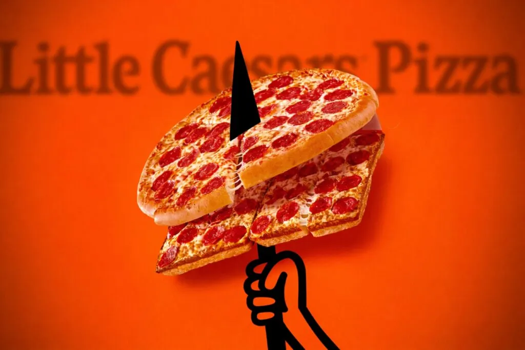 Pizza de pepperoni sobre fondo naranja con el logo de Little Caesars México, representando su presencia en todo el país