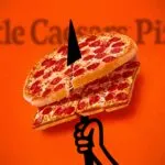 Pizza de pepperoni sobre fondo naranja con el logo de Little Caesars México, representando su presencia en todo el país