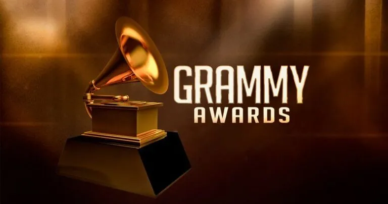 Escenario de los Grammy 2026 con artistas latinos celebrando premios que reflejan el crecimiento global de la música latinoamericana
