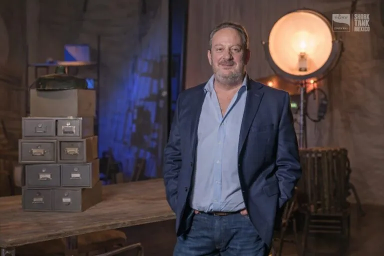 Marcus Dantus en set de Shark Tank México, líder del emprendimiento y la innovación en México