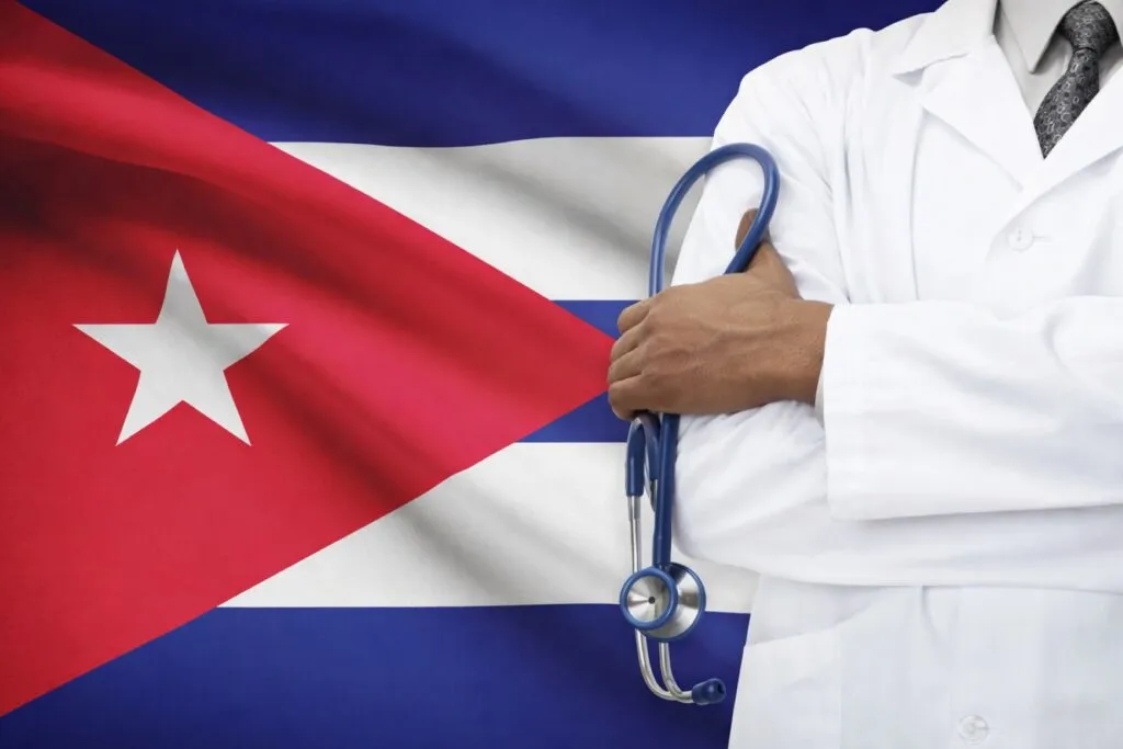 Médicos cubanos brindando atención médica en una clínica rural mexicana como parte de un programa de cooperación internacional