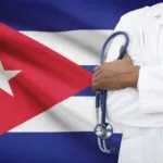 Médicos cubanos brindando atención médica en una clínica rural mexicana como parte de un programa de cooperación internacional