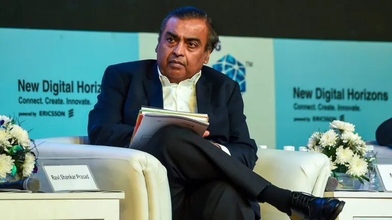 Mukesh Ambani durante evento corporativo como líder de Reliance Industries y figura clave del poder económico en Asia