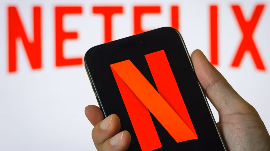 Plataforma de streaming con interfaz de Netflix y elementos visuales que representan publicidad digital y crecimiento de ingresos en 2026