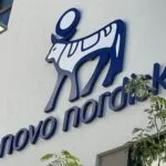 Frascos de medicamentos inyectables de Novo Nordisk en contexto clínico tras resultados de ensayo frente a Lilly