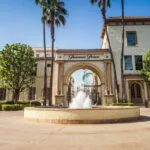 Estudios de Paramount y Warner Bros representando la fusión y su impacto en acuerdos con Netflix en 2026