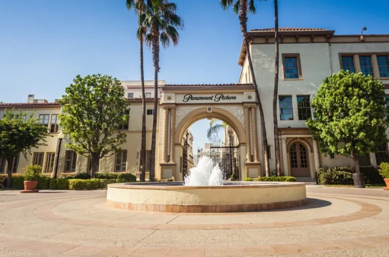 Estudios de Paramount y Warner Bros representando la fusión y su impacto en acuerdos con Netflix en 2026