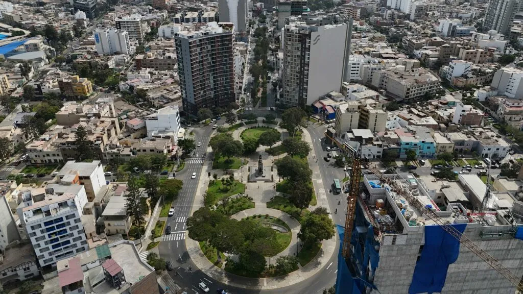 Trabajadores felices en un ambiente laboral que refleja cultura de bienestar laboral y mejores lugares para trabajar Perú