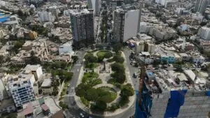 Trabajadores felices en un ambiente laboral que refleja cultura de bienestar laboral y mejores lugares para trabajar Perú