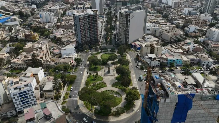 Trabajadores felices en un ambiente laboral que refleja cultura de bienestar laboral y mejores lugares para trabajar Perú