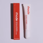 Productos de Rhode en estética minimalista representando el crecimiento empresarial de la marca fundada por Hailey Bieber