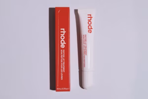 Productos de Rhode en estética minimalista representando el crecimiento empresarial de la marca fundada por Hailey Bieber