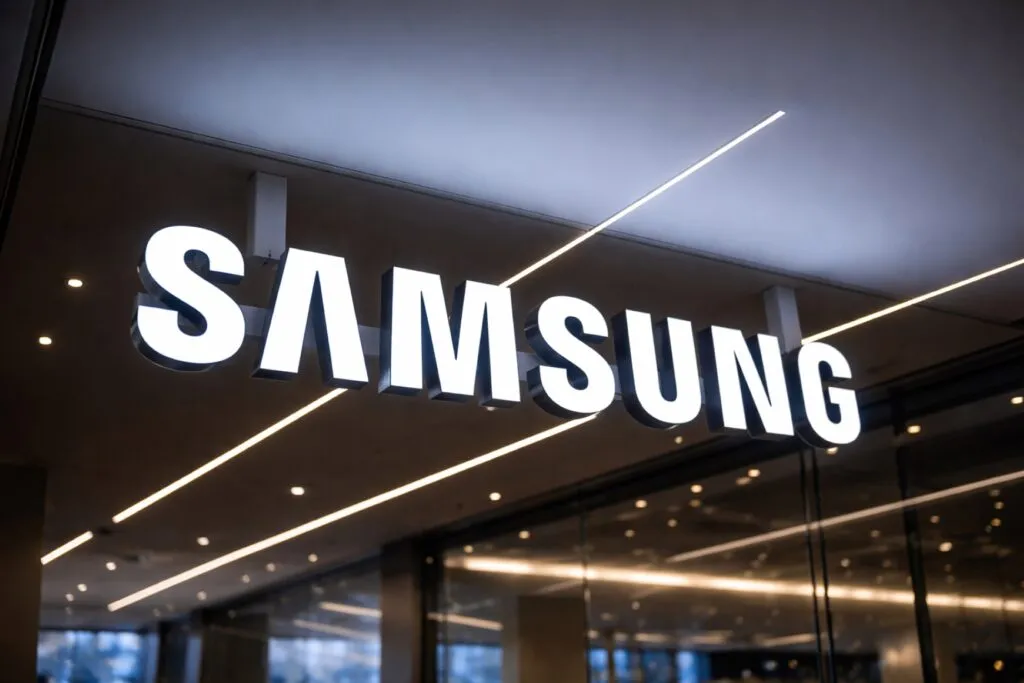 Logotipo de Samsung en entorno moderno, representando su liderazgo en innovación móvil durante los Juegos Olímpicos