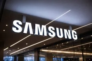 Logotipo de Samsung en entorno moderno, representando su liderazgo en innovación móvil durante los Juegos Olímpicos