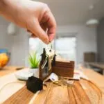 Panorama urbano de edificios industriales y comerciales representando inversión en bienes raíces empresarial en México