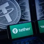 Visual editorial moderna que muestra logotipos de Tether en pantallas y dispositivos, representando su incursión en IA descentralizada con QVAC