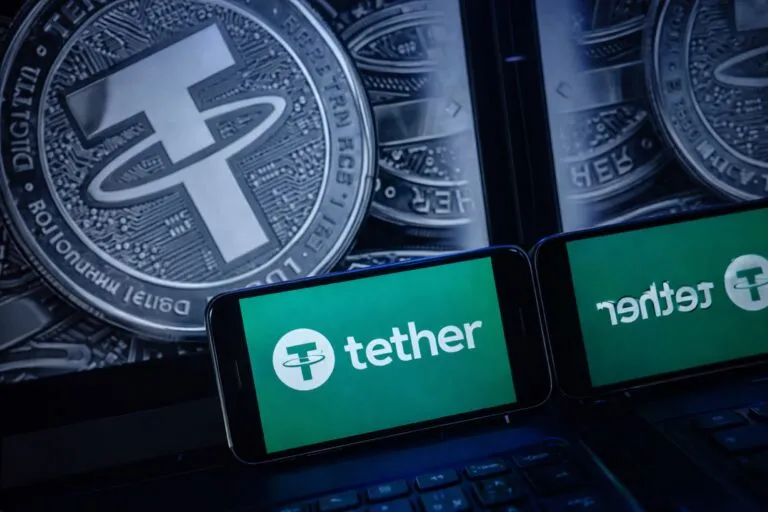 Visual editorial moderna que muestra logotipos de Tether en pantallas y dispositivos, representando su incursión en IA descentralizada con QVAC