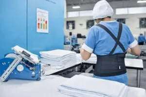 Ilustración profesional de oficinas y trabajadores que simbolizan recuperación de empleos formales en México