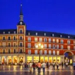 Emprendedores y asesores trabajando juntos en un espacio colaborativo que refleja el impacto de Madrid Emprende con 262 000 asesorías y 12 400 empleos