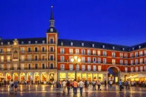 Emprendedores y asesores trabajando juntos en un espacio colaborativo que refleja el impacto de Madrid Emprende con 262 000 asesorías y 12 400 empleos