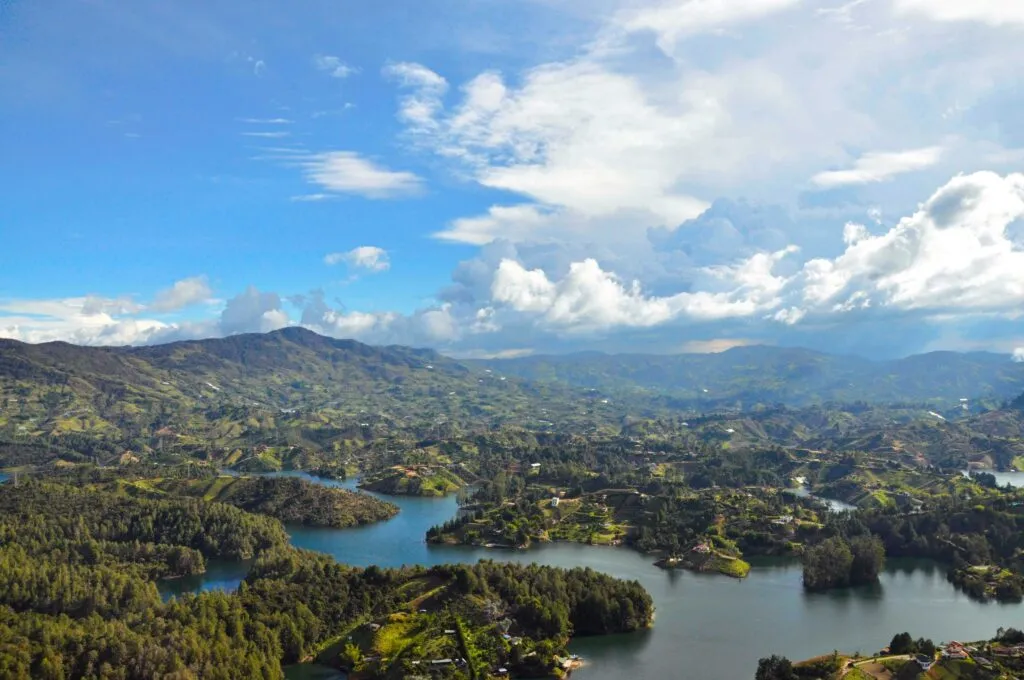 Visitantes extranjeros recorren Medellín y Antioquia, reflejando el crecimiento del turismo internacional en Colombia.