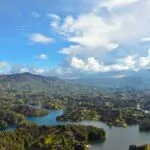Visitantes extranjeros recorren Medellín y Antioquia, reflejando el crecimiento del turismo internacional en Colombia.