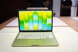 Imagen del Apple MacBook Neo con diseño elegante mostrando la pantalla y teclado, destacando accesibilidad tecnológica MacBook Neo