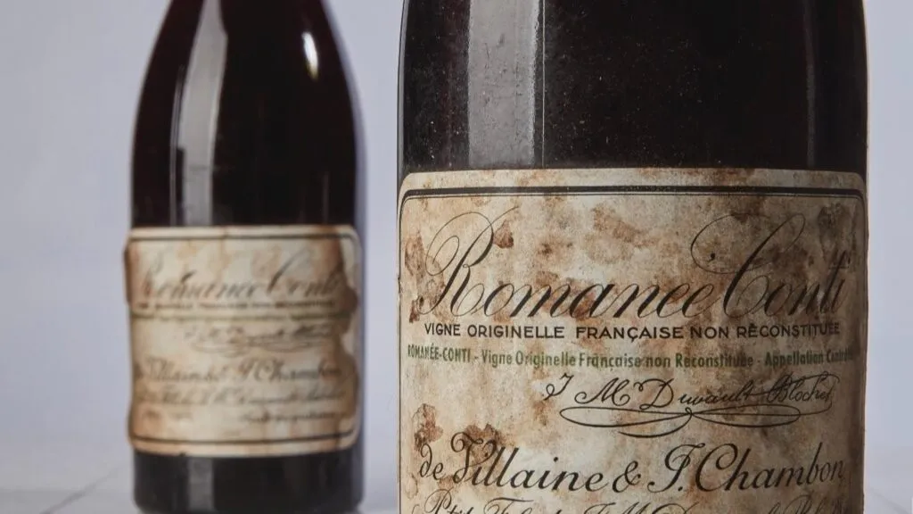 Botella de vino Romanée Conti 1945 exhibida como récord mundial en subasta de lujo