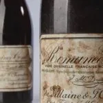Botella de vino Romanée Conti 1945 exhibida como récord mundial en subasta de lujo