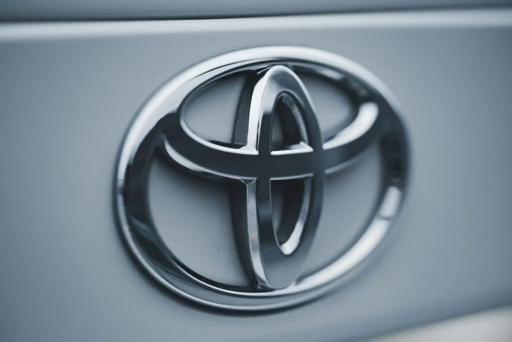 Industria automotriz global en transformación con Toyota y nuevas tecnologías sostenibles