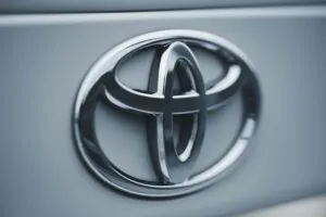 Industria automotriz global en transformación con Toyota y nuevas tecnologías sostenibles