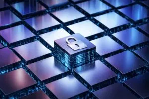 Empresarios revisando estrategias digitales con enfoque en ciberseguro y resiliencia empresarial