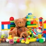 Estantería con juguetes de marcas globales representando el crecimiento de la industria global de juguetes en 2026