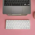 Ilustración editorial de un espacio laboral que representa bienestar y desconexión digital con estilo moderno y profesional.