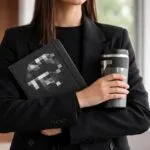 Fotografía editorial de productos de merchandising corporativo mostrando diseño, marca y sustentabilidad