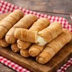 Producción artesanal e industrial de tequeños en Uruguay destacando la fábrica de tequeños y su impacto empresarial