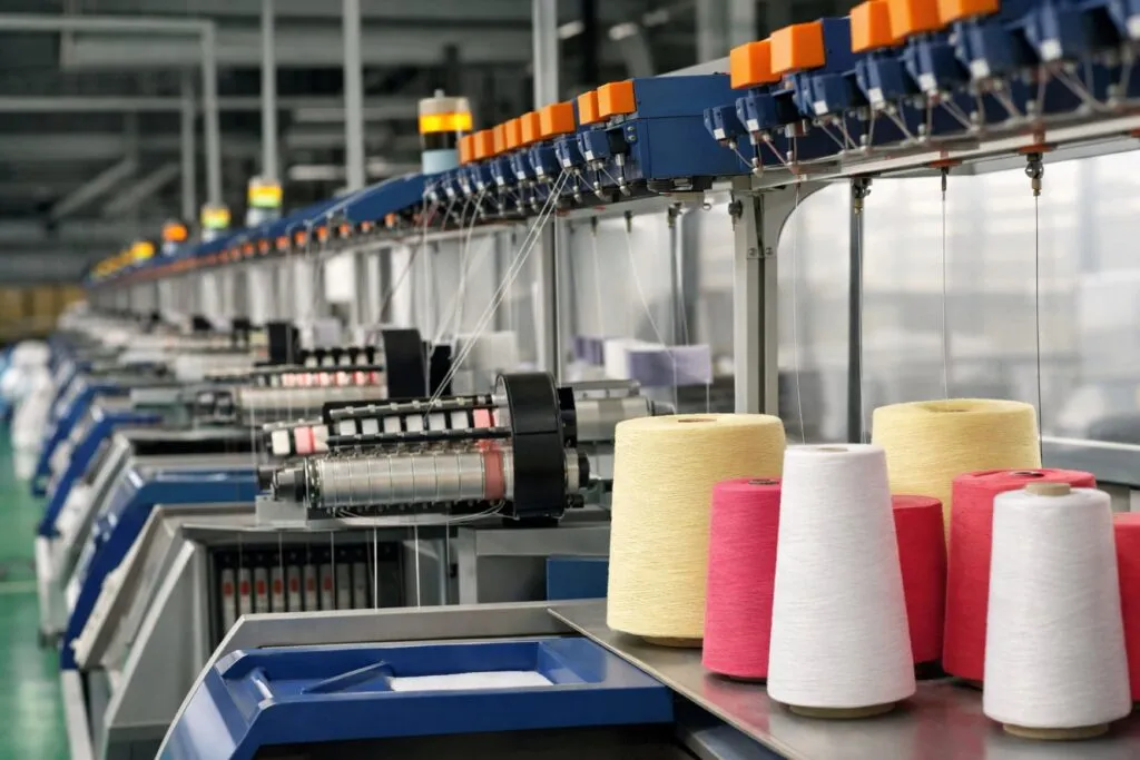 Fábrica de la industria textil argentina con baja demanda y líneas de producción semivacías en marzo de 2026