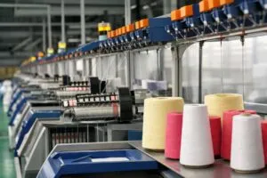 Fábrica de la industria textil argentina con baja demanda y líneas de producción semivacías en marzo de 2026