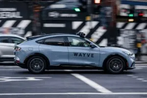 Robotaxi de Wayve con software de conducción autónoma en operación urbana, destacando innovación en movilidad autónoma
