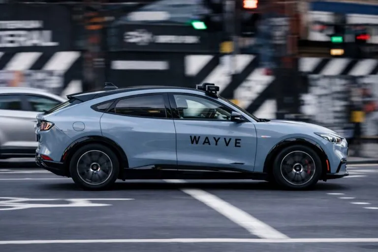 Robotaxi de Wayve con software de conducción autónoma en operación urbana, destacando innovación en movilidad autónoma