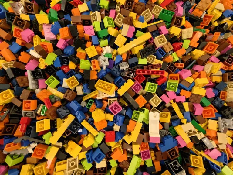 Bloques LEGO y sets de construcción representando el negocio de LEGO y su liderazgo en la industria del juguete