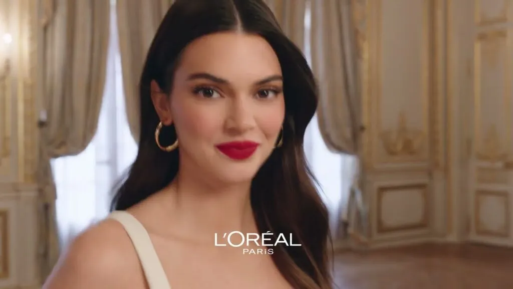 Campaña L’Oréal Kendall Jenner con El diablo viste a la moda 2 en oficinas de Runway estilo editorial
