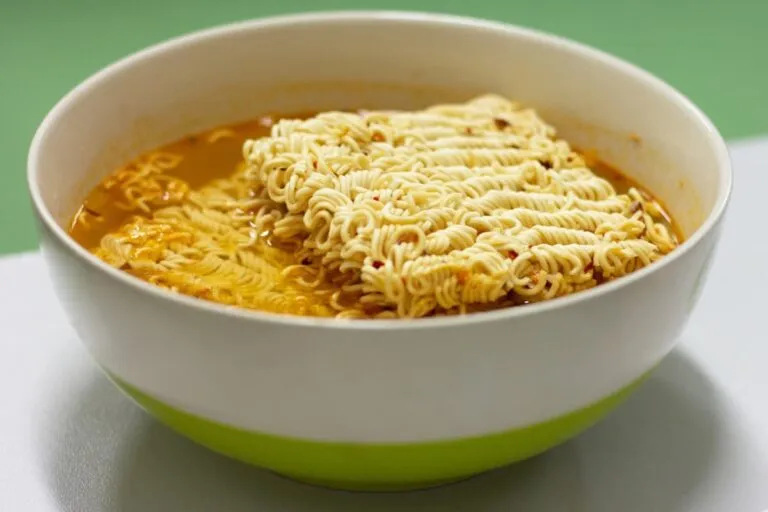 Maruchan impulsa el auge global de las sopas instantáneas en supermercados y tiendas con el crecimiento del consumo de ramen rápido.