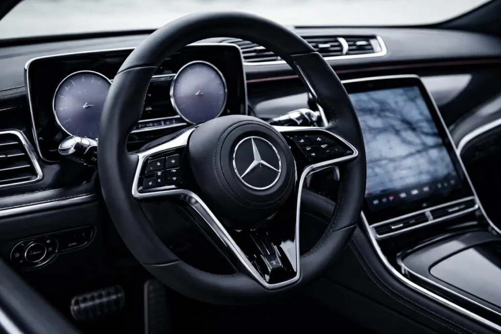 Conductores en Estados Unidos cuestionan botones Mercedes táctiles por seguridad y usabilidad en autos modernos