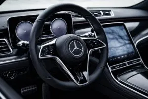 Conductores en Estados Unidos cuestionan botones Mercedes táctiles por seguridad y usabilidad en autos modernos