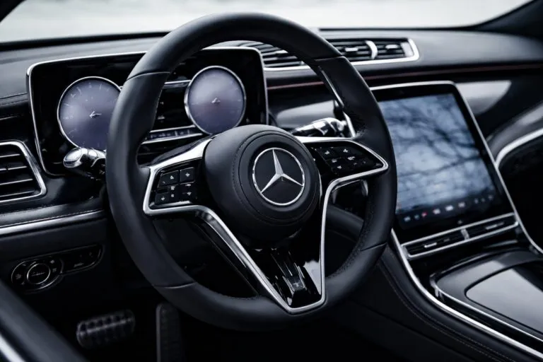 Conductores en Estados Unidos cuestionan botones Mercedes táctiles por seguridad y usabilidad en autos modernos