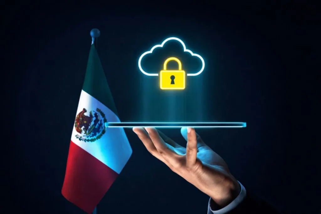 Profesional mexicano revisando gráficos sobre seguridad en la nube y protección de datos digitales