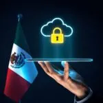 Profesional mexicano revisando gráficos sobre seguridad en la nube y protección de datos digitales