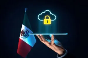 Profesional mexicano revisando gráficos sobre seguridad en la nube y protección de datos digitales