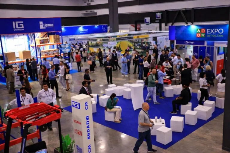 Empresarios en Pabellón Suiza mostrando soluciones tecnológicas en Expocomer Panamá